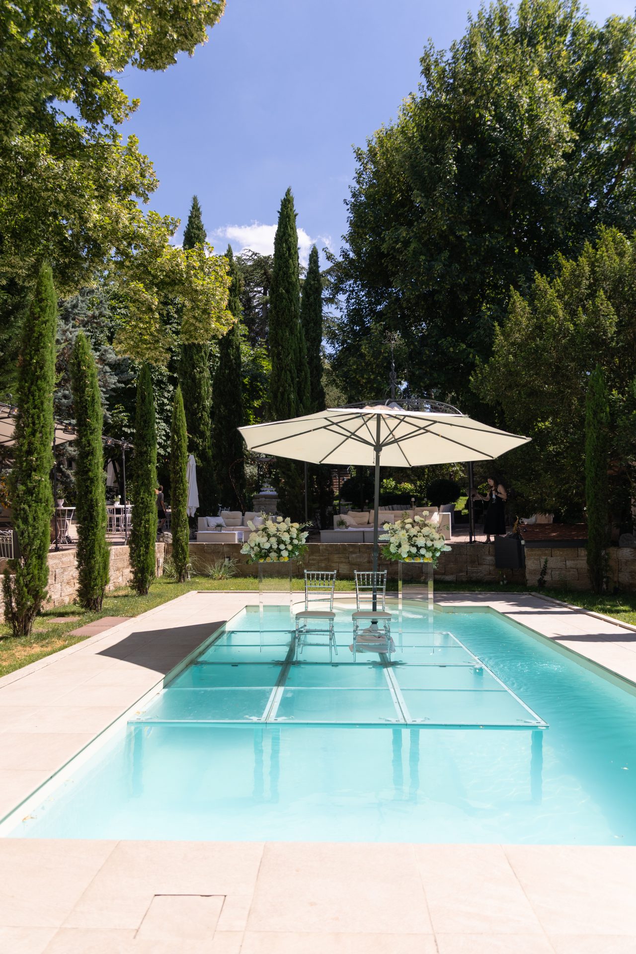 Hochzeit im Morrhof / Piazza Toscana / Hochzeitsfotos Morrhof / Trauung auf dem Pool